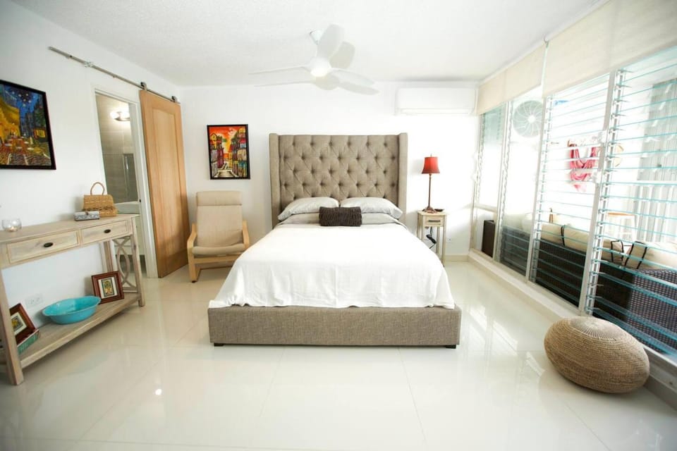 Bed, Photo of the whole room, Seating area, Bedroom, fireplace