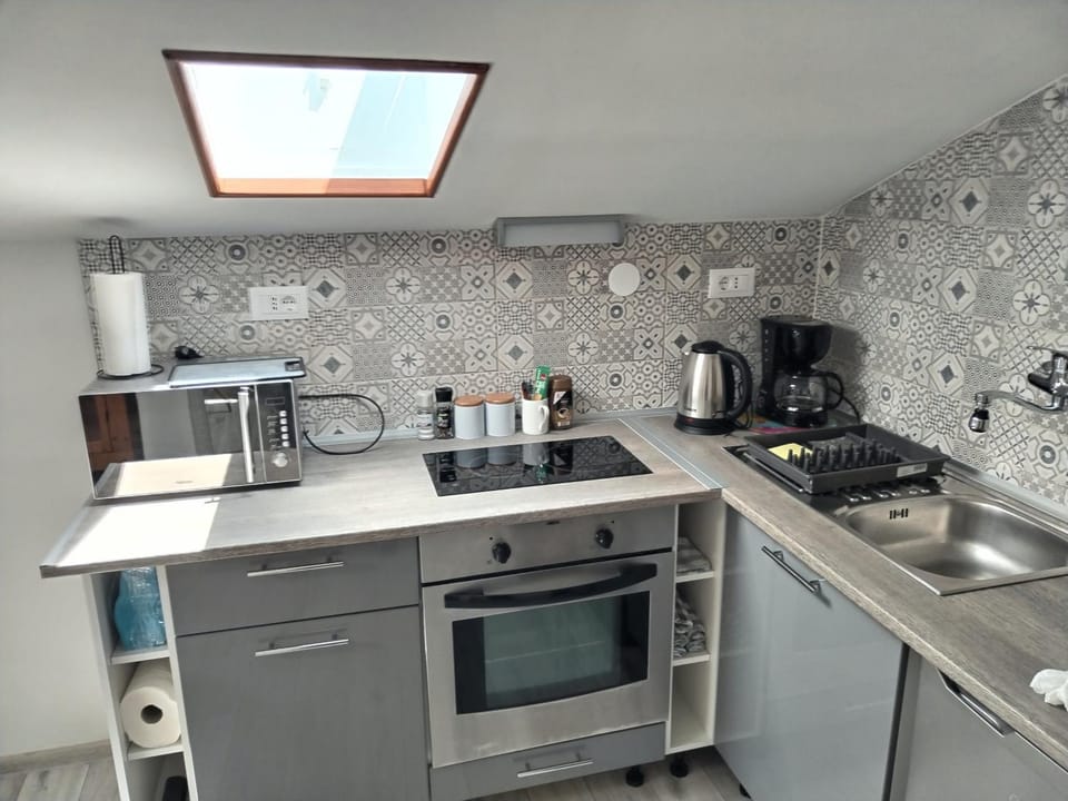 Coffee/tea facilities, Kitchen or kitchenette, stove