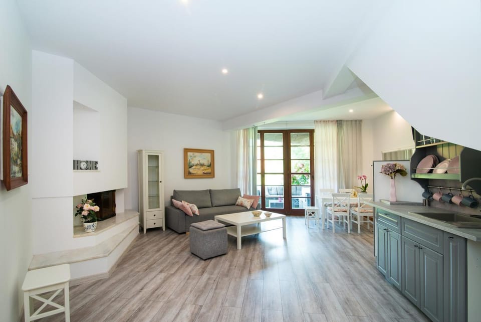 TV and multimedia, Kitchen or kitchenette, Living room, Seating area