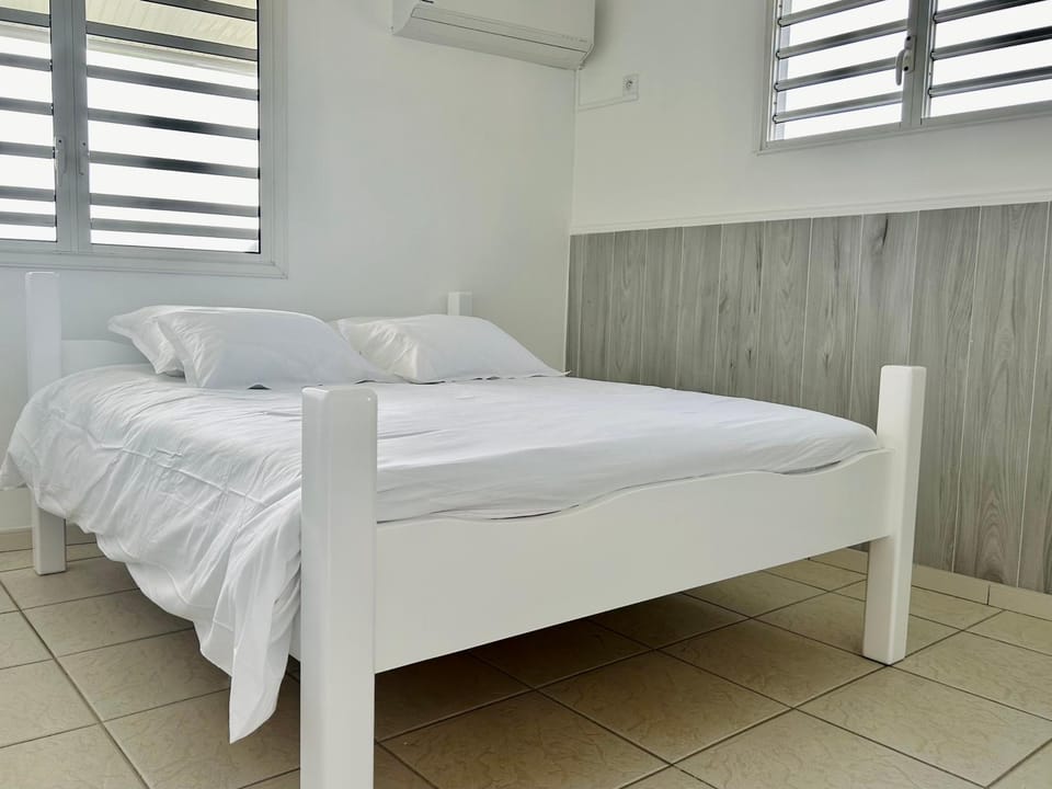 Bed, Bedroom, air conditioner