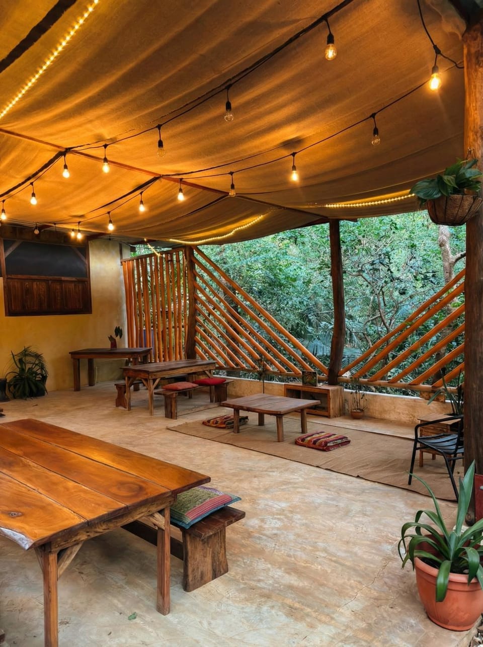 Communal lounge/ TV room, Communal lounge/ TV room, Evening entertainment, Breakfast