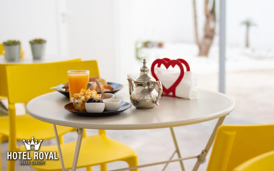 Food and drinks, Dining area, Food, Breakfast, Continental breakfast