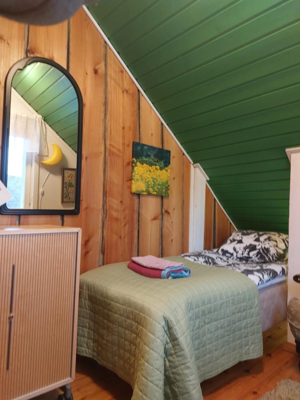 Photo of the whole room, Bedroom
