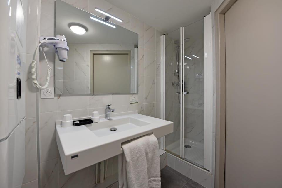 Shower, Bathroom, heating, towels