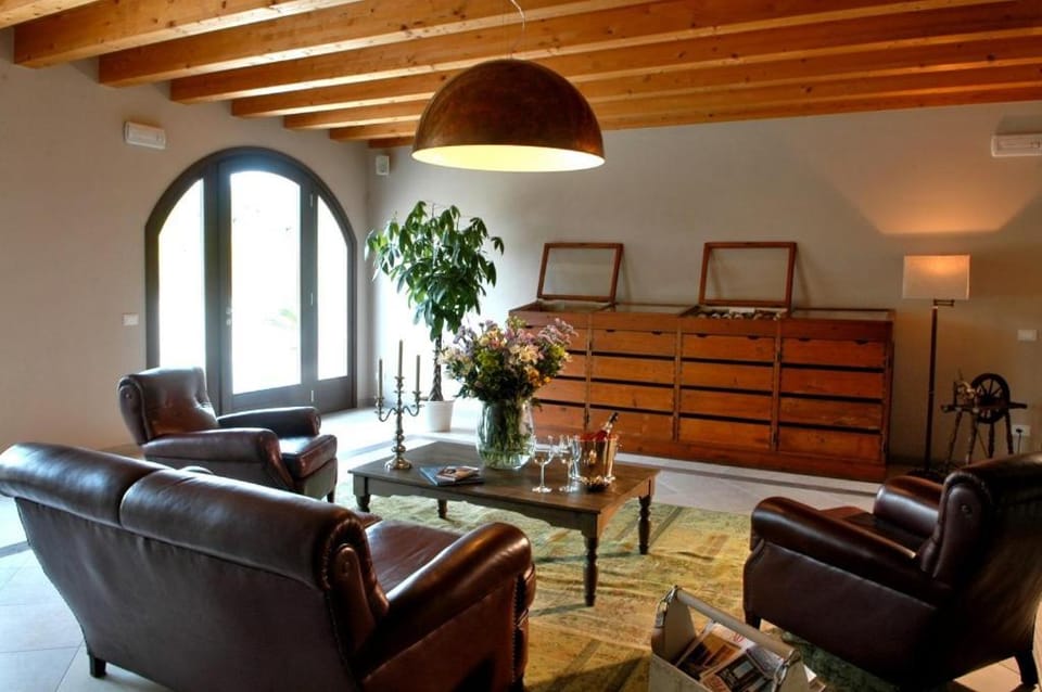 Day, Seating area