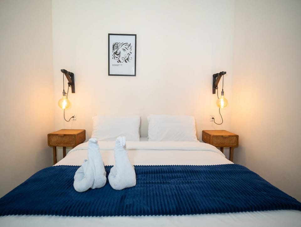 Bed, towels