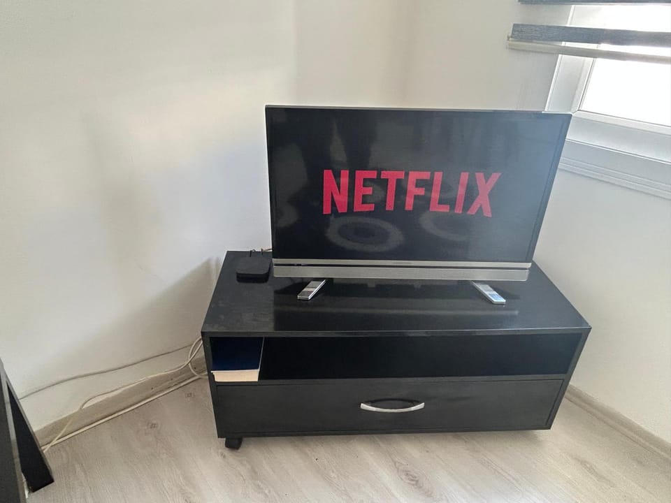 New studio no2, 1 single room in the middle off famagusta & NETFLIX Apartment in Famagusta