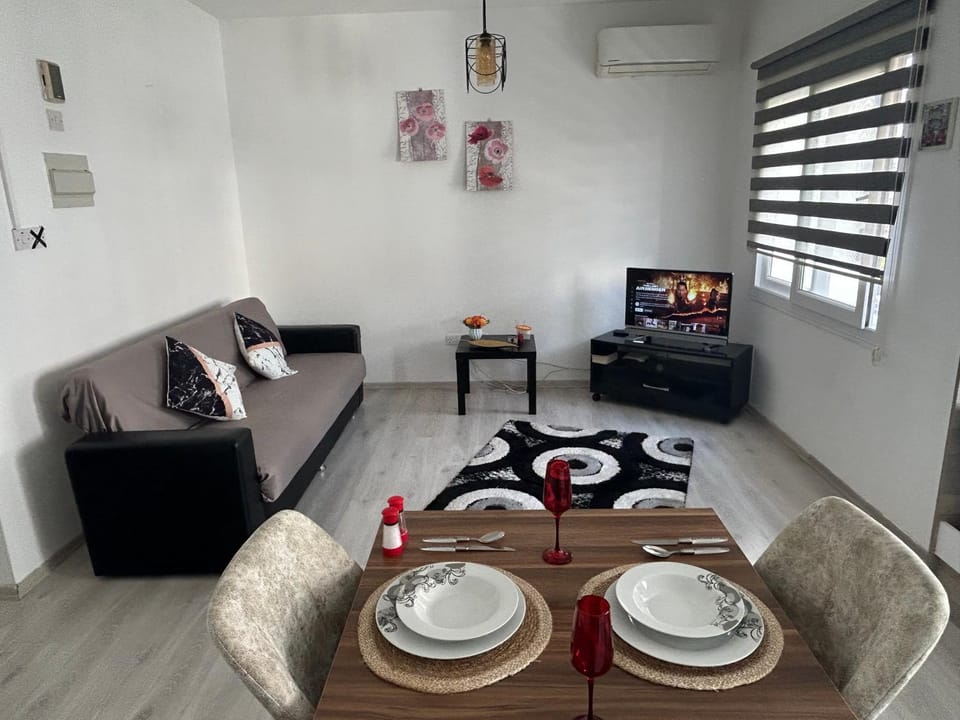 New studio no2, 1 single room in the middle off famagusta & NETFLIX Apartment in Famagusta