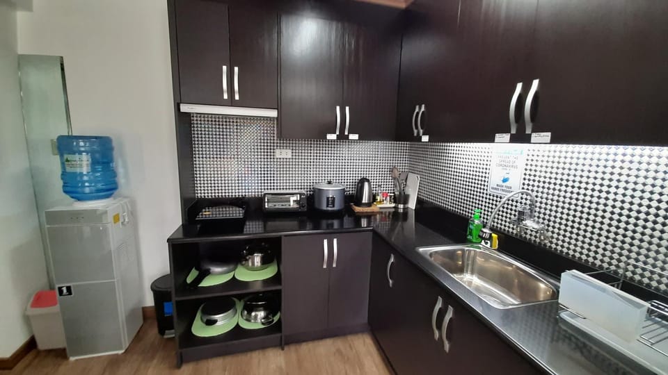 Kitchen or kitchenette, minibar, stove