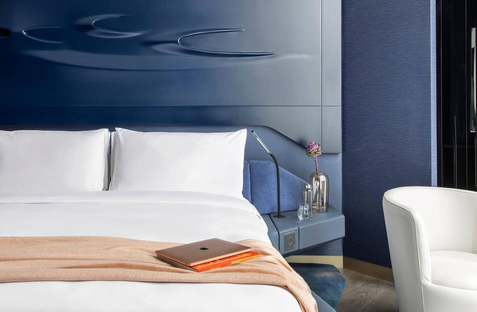 Bed, TV and multimedia, Bedroom, Drinks