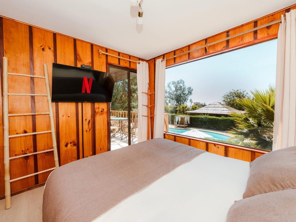 Bed, Natural landscape, TV and multimedia, Photo of the whole room, Bedroom, Pool view