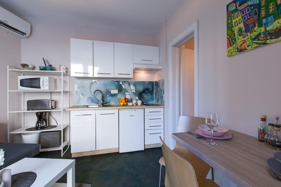 Kitchen or kitchenette, Dining area, pet friendly