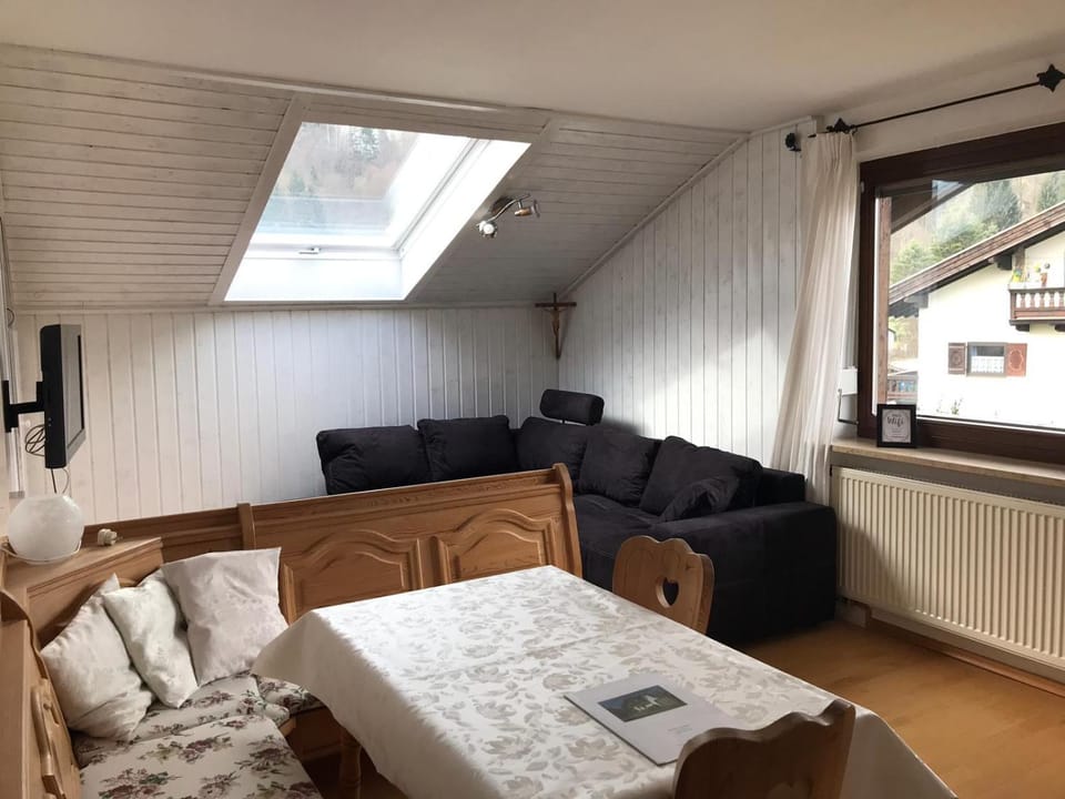 TV and multimedia, Living room, Seating area, Dining area, Mountain view