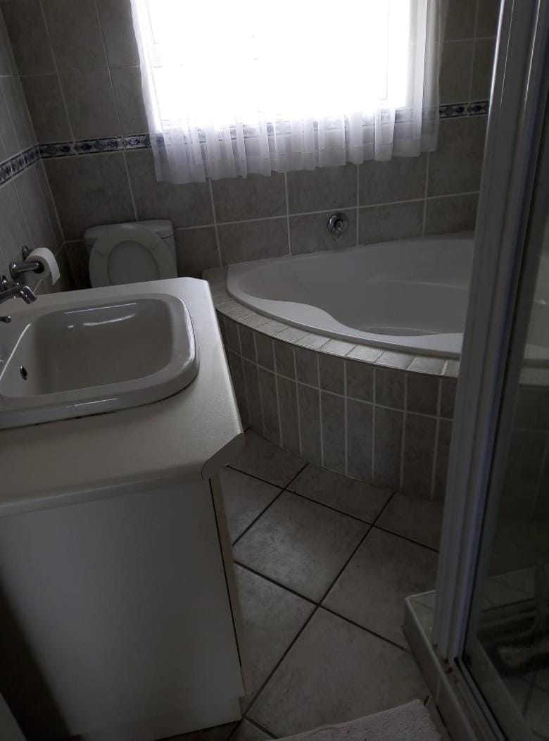 Shower, Toilet, Hot Tub, Bathroom, Bath