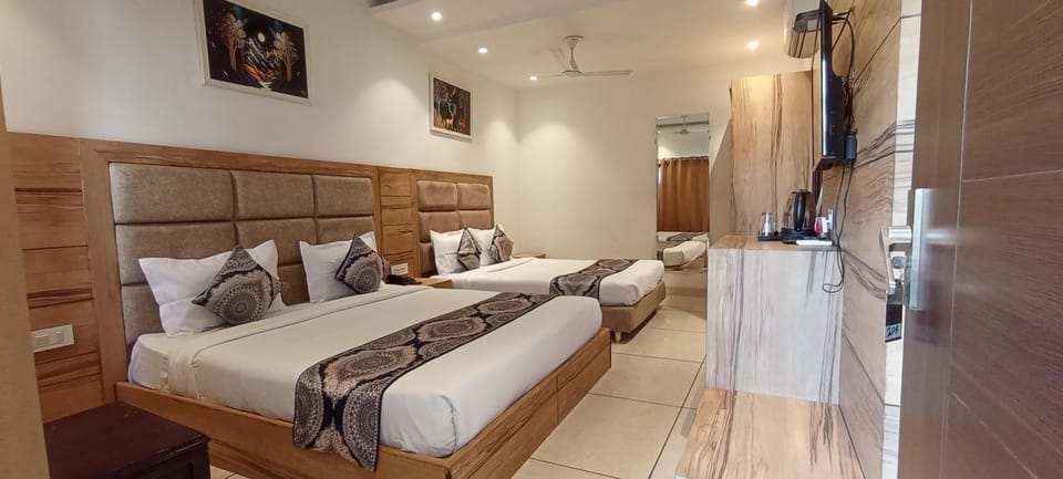 Bed, Living room, Photo of the whole room, air conditioner