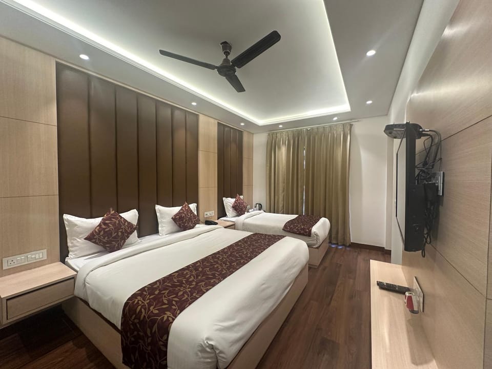 Photo of the whole room, Bedroom