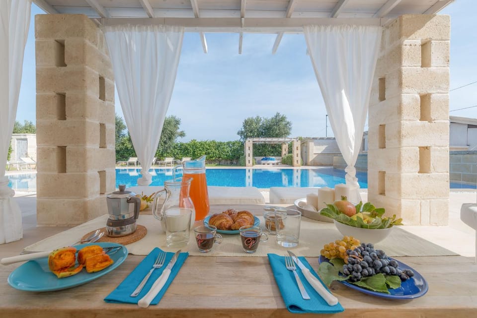 Day, View (from property/room), Balcony/Terrace, Food and drinks, Dining area, Food, Pool view, Swimming pool, Breakfast, Continental breakfast, Lunch, Drinks