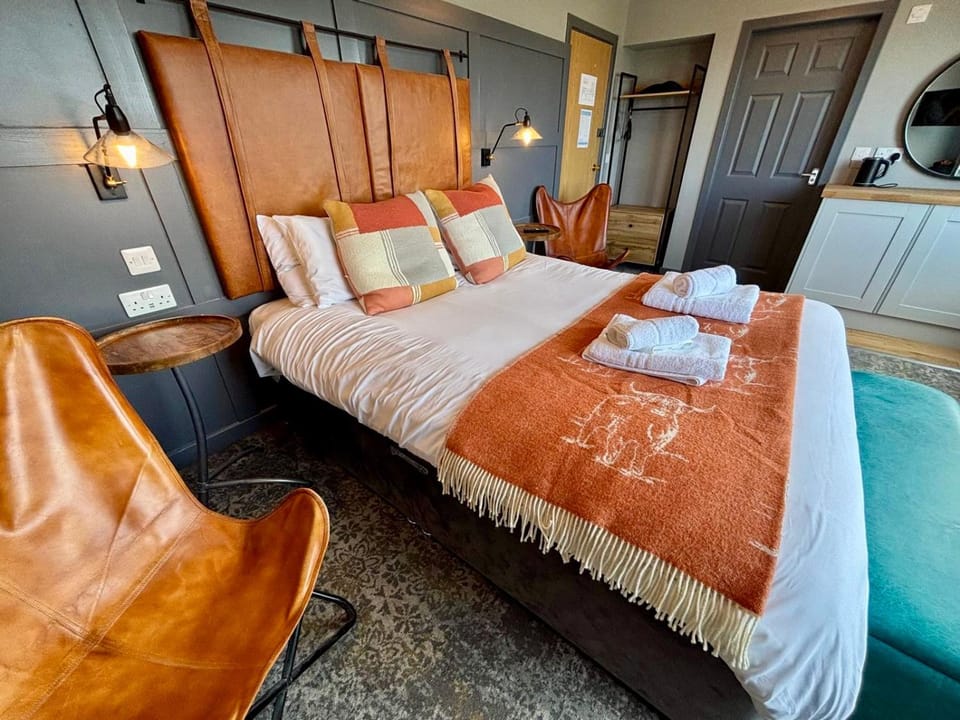 Bed, Photo of the whole room, Seating area, towels, wardrobe, kitchen