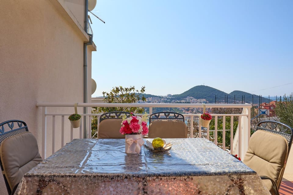 Natural landscape, View (from property/room), Balcony/Terrace