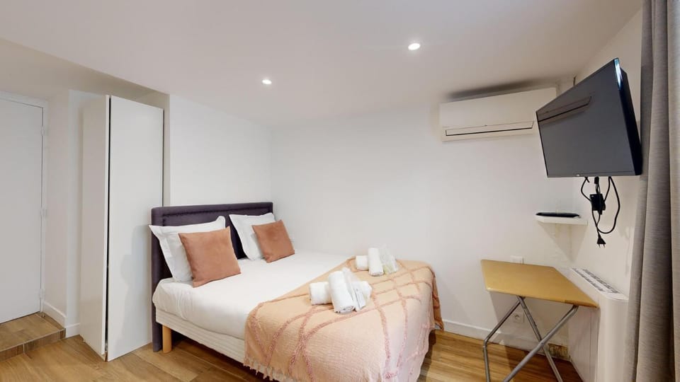 Bed, TV and multimedia, Evening entertainment, Bedroom, towels