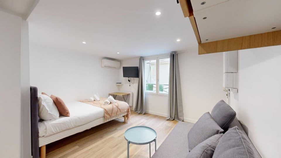 Bed, TV and multimedia, Living room, Bedroom