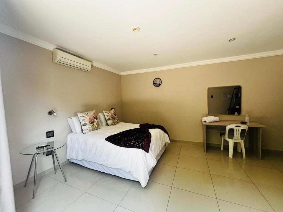 Bed, Photo of the whole room, air conditioner