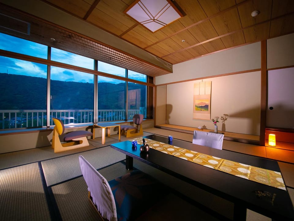 Photo of the whole room, River view
