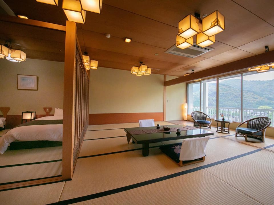 Photo of the whole room, River view