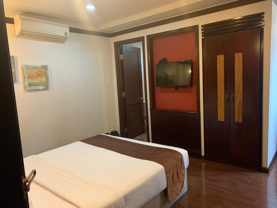 Bed, TV and multimedia, Photo of the whole room, Bedroom