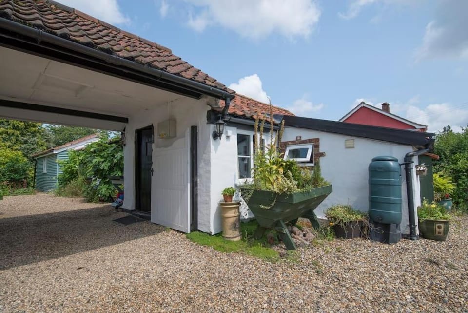 Cobweb Cottage Studios Apartment in South Norfolk District
