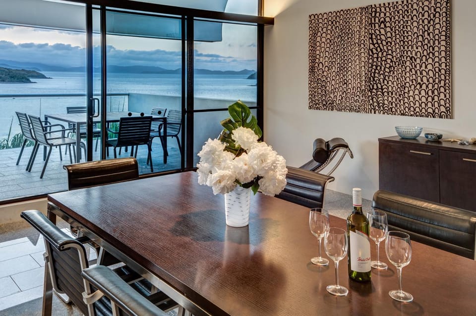 Waves 3 Luxury 3 Bedroom Endless Ocean Views Central Location + Buggy House in Whitsundays