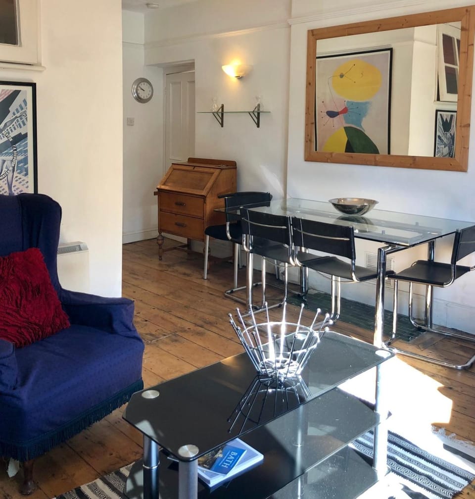 Lauras Townhouse Apartments Dressmakers Salon Apartment in Bath