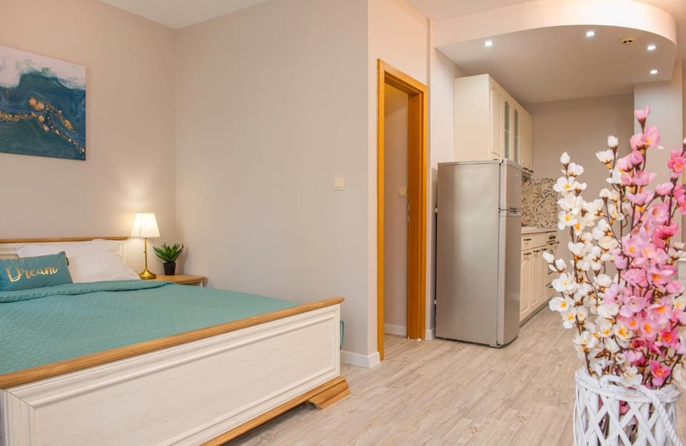 Bedroom, kitchen