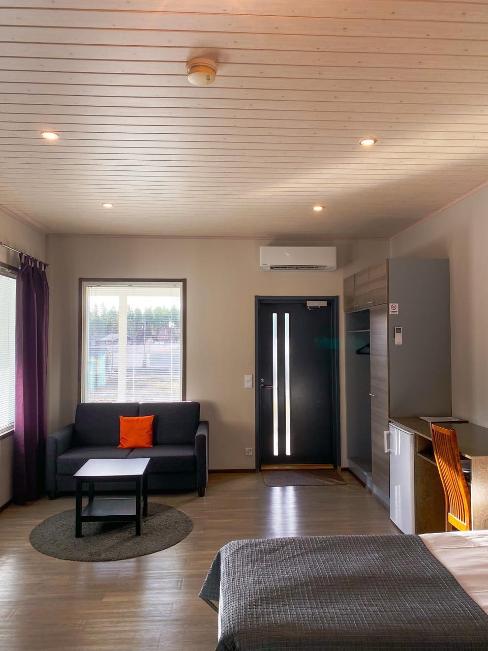Photo of the whole room, air conditioner