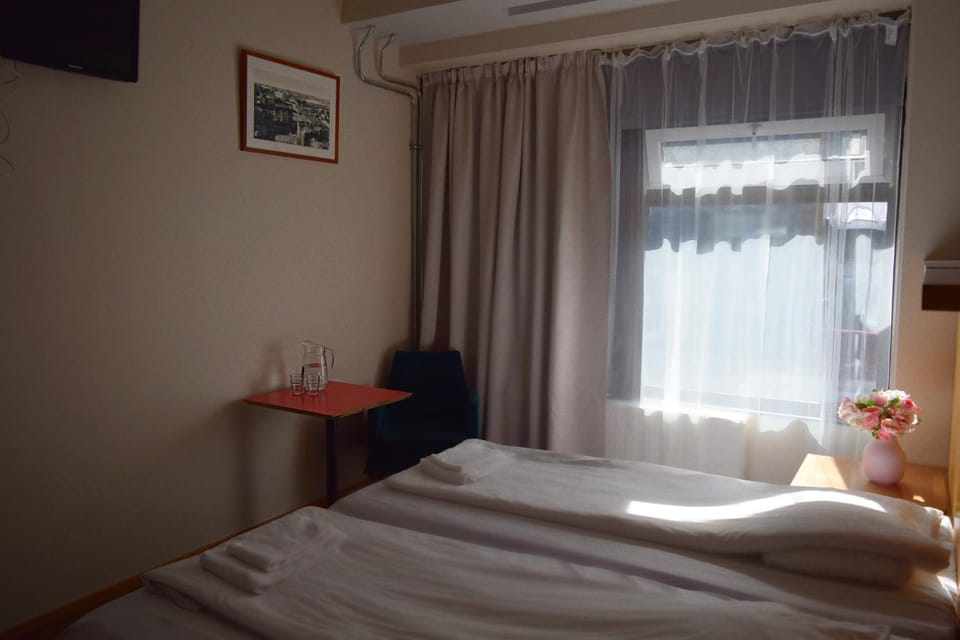 Bed, People, Photo of the whole room, Decorative detail, Family