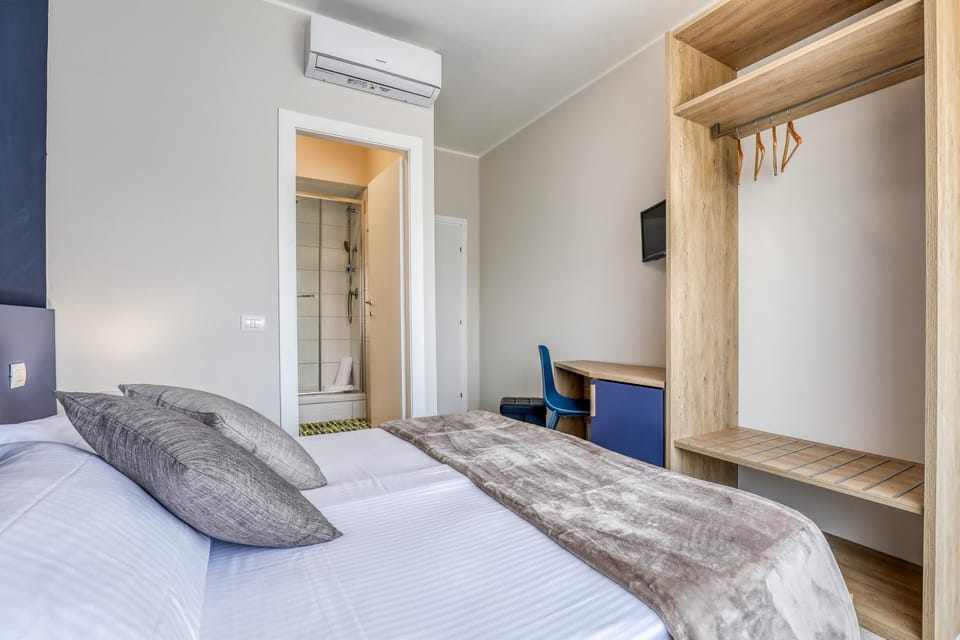 Bed, Bathroom, TV and multimedia, Bedroom, wardrobe, air conditioner