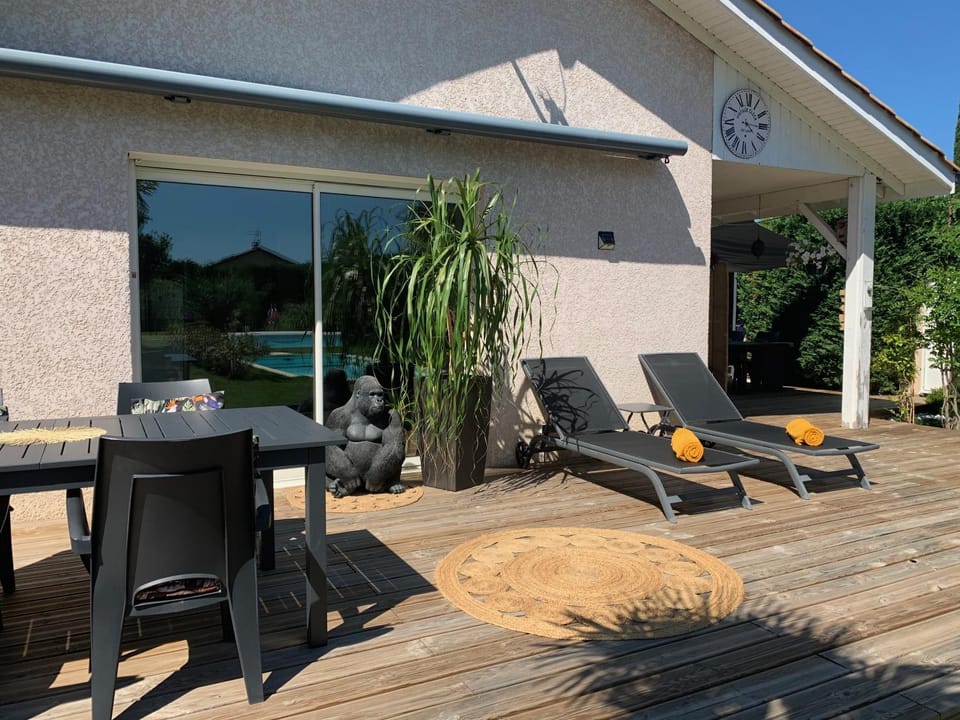 Property building, Patio, Day, Garden, Garden view, sunbed