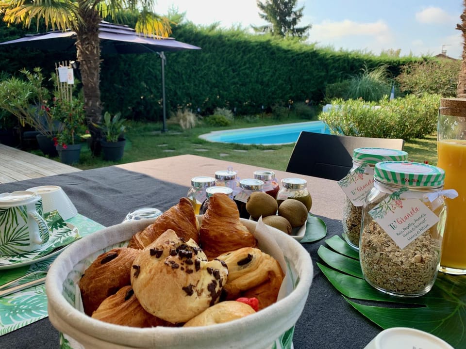 Property building, Garden, Food and drinks, Food, Garden view, Pool view, Swimming pool, Breakfast