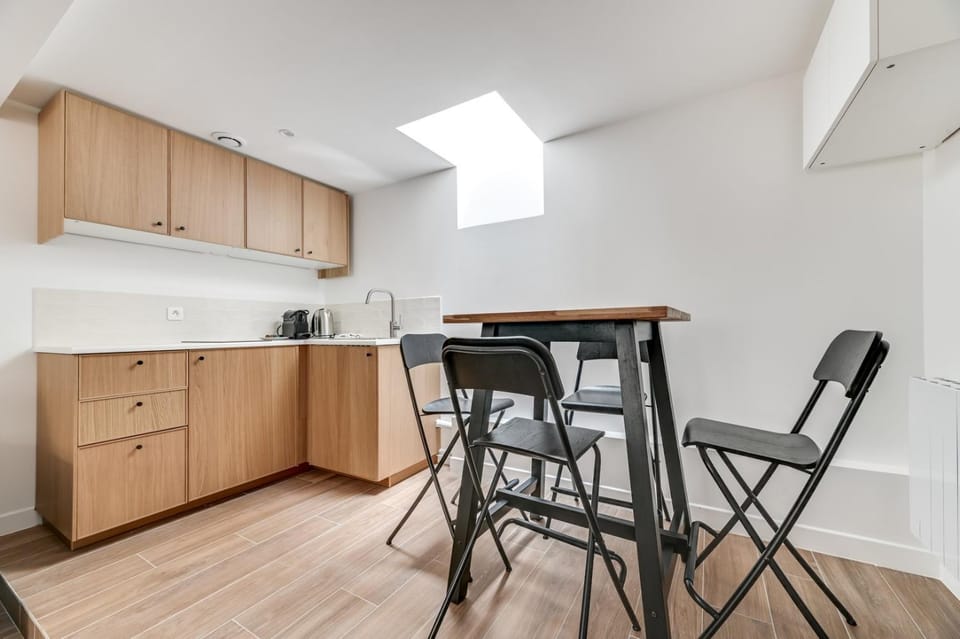 Kitchen or kitchenette, Dining area, stove