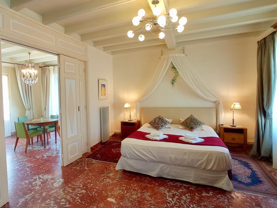 Bed, Living room, Photo of the whole room, Bedroom, Garden view