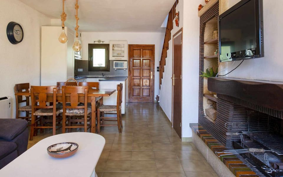 Casa Blanca 19 – Piscina, BBQ y Wifi (5 pax) House in Selva