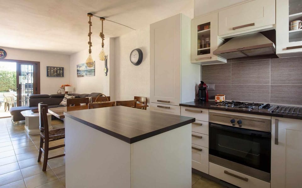 Casa Blanca 19 – Piscina, BBQ y Wifi (5 pax) House in Selva