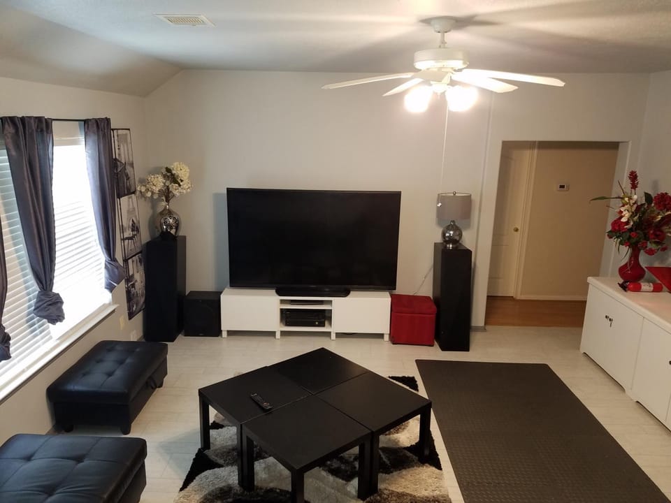 Communal lounge/ TV room, TV and multimedia, Living room, Seating area, Evening entertainment