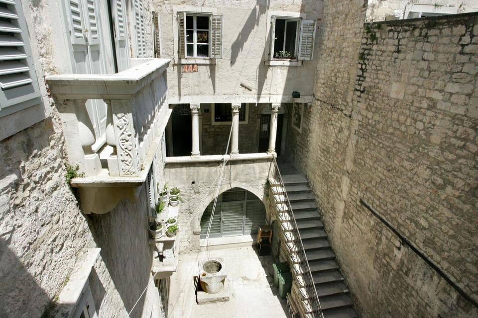 Facade/entrance, Balcony/Terrace