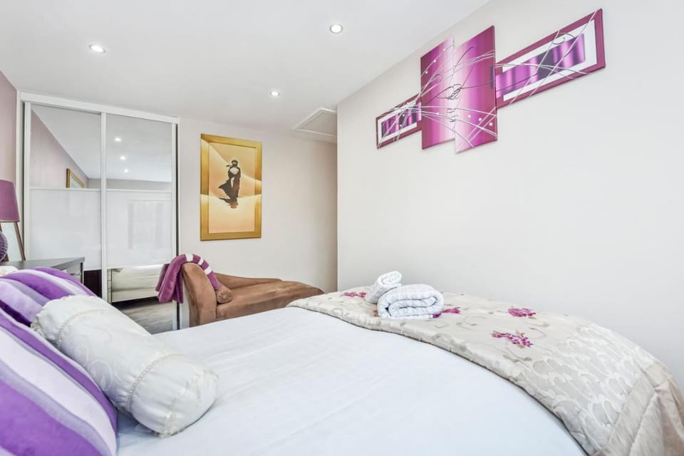 Docklands Stay, Room in Modern Spacious House - Near Excel Centre, City Airport, UEL,Sleeps 2 Vacation rental in London