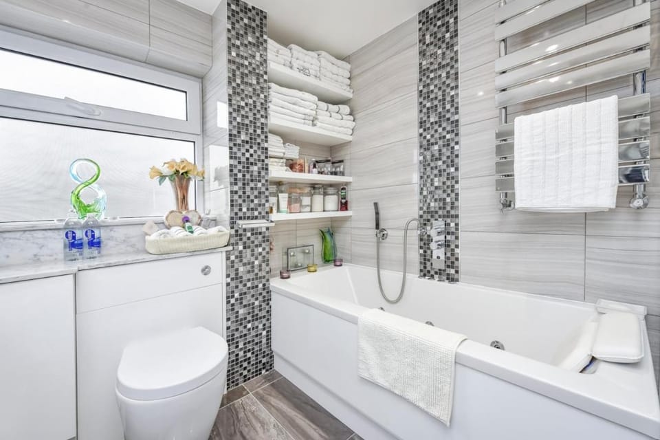 Docklands Stay, Room in Modern Spacious House - Near Excel Centre, City Airport, UEL,Sleeps 2 Vacation rental in London