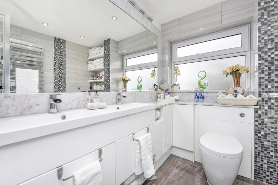Docklands Stay, Room in Modern Spacious House - Near Excel Centre, City Airport, UEL,Sleeps 2 Vacation rental in London