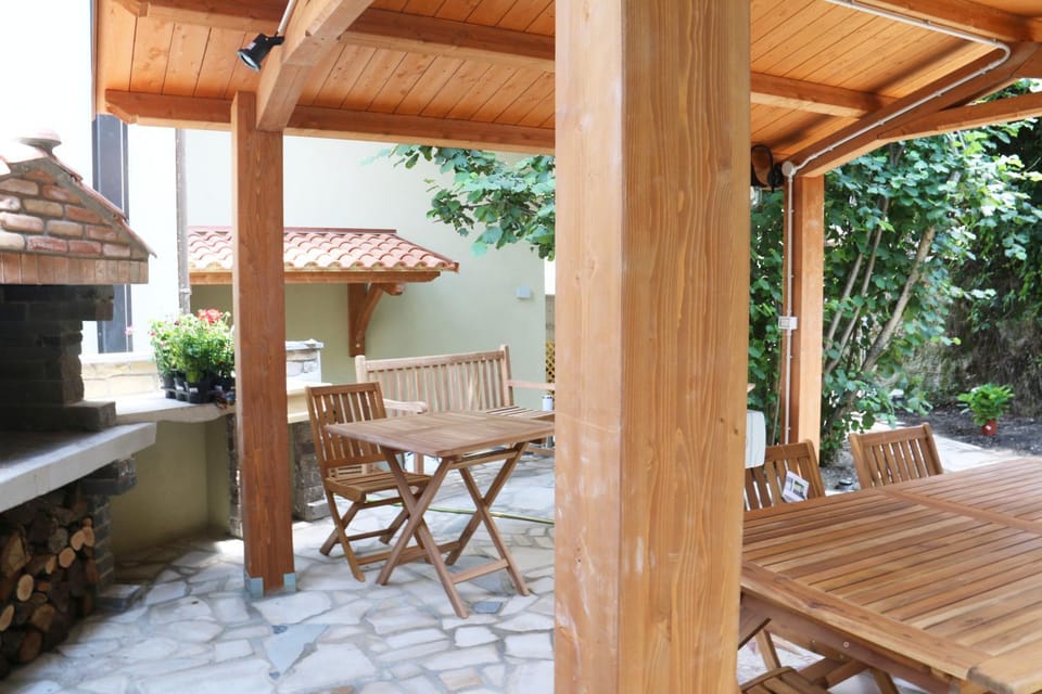 Property building, Patio, BBQ facilities, Balcony/Terrace, Dining area