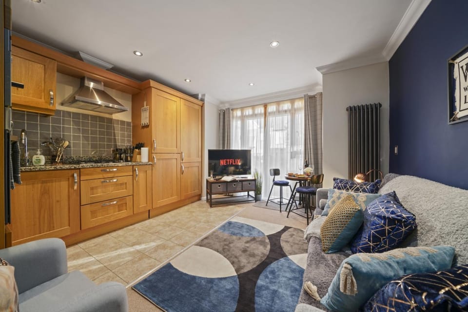 Kitchen or kitchenette, Living room, Seating area