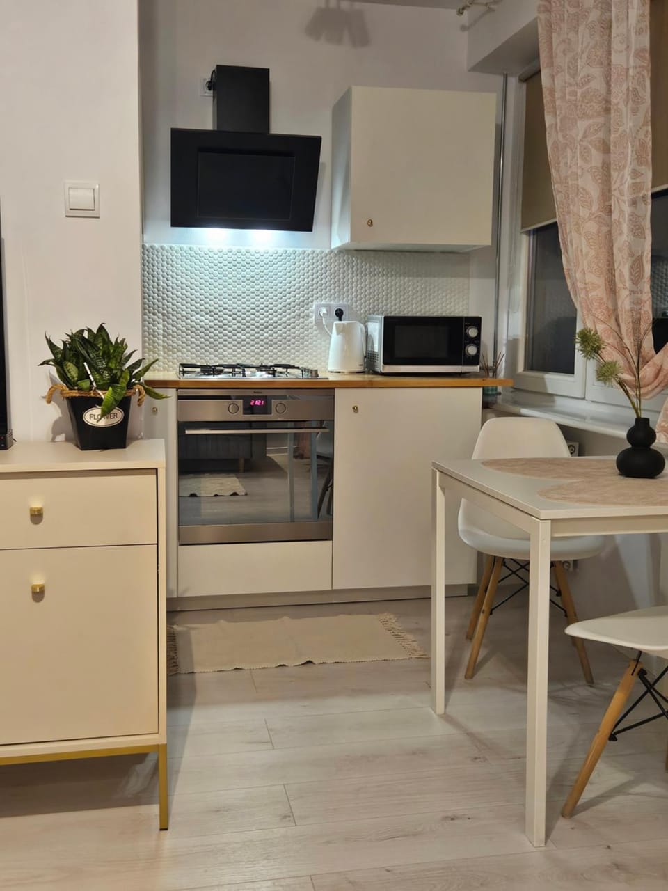 Kitchen or kitchenette, Dining area, oven, stove